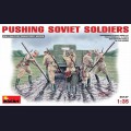 1:35   MiniArt   37137 Толкающие советские солдаты 